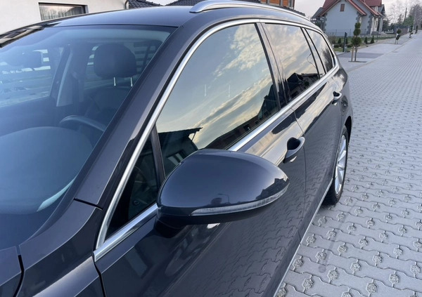 Volkswagen Passat cena 59900 przebieg: 239000, rok produkcji 2015 z Gniezno małe 742